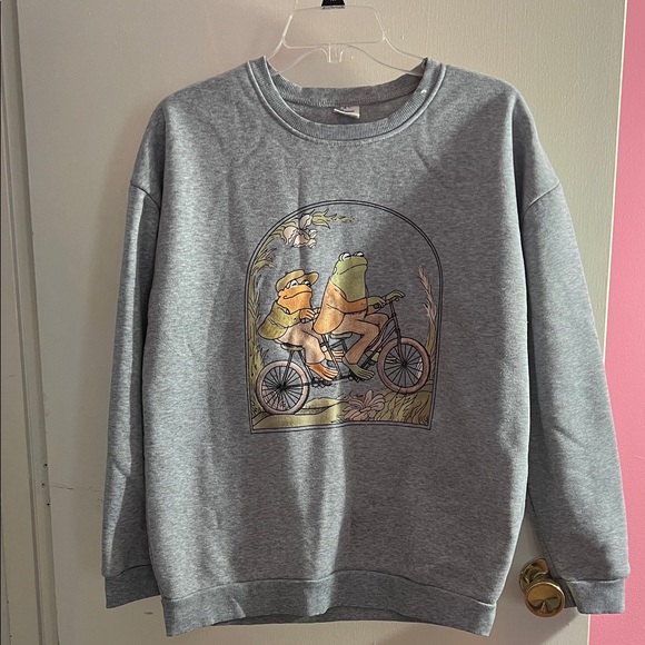 Tops - Gray Frog Graphic Womens Sweatshirt size large